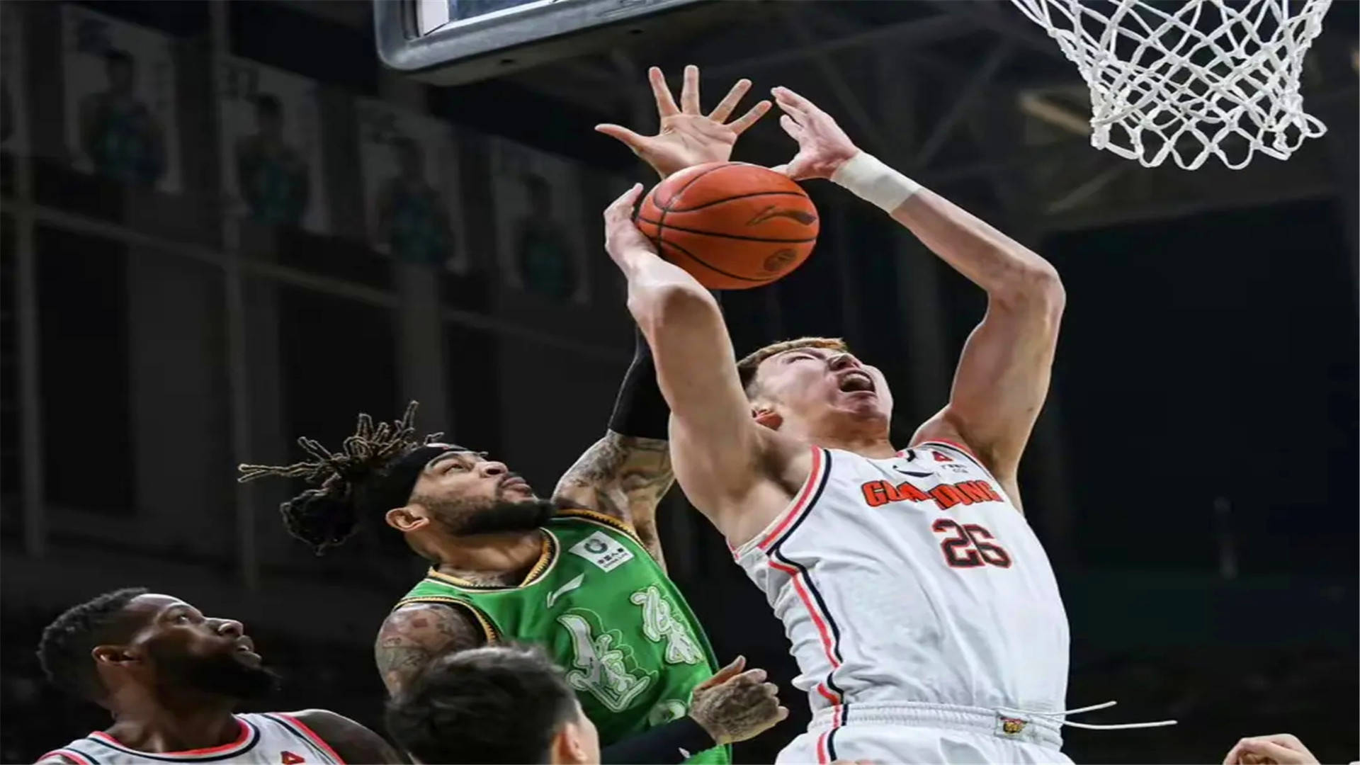 岭东金雕队对阵东海雷霆队，举重锦标赛失利，内线统治篮板——教练团队居功至伟的简单介绍